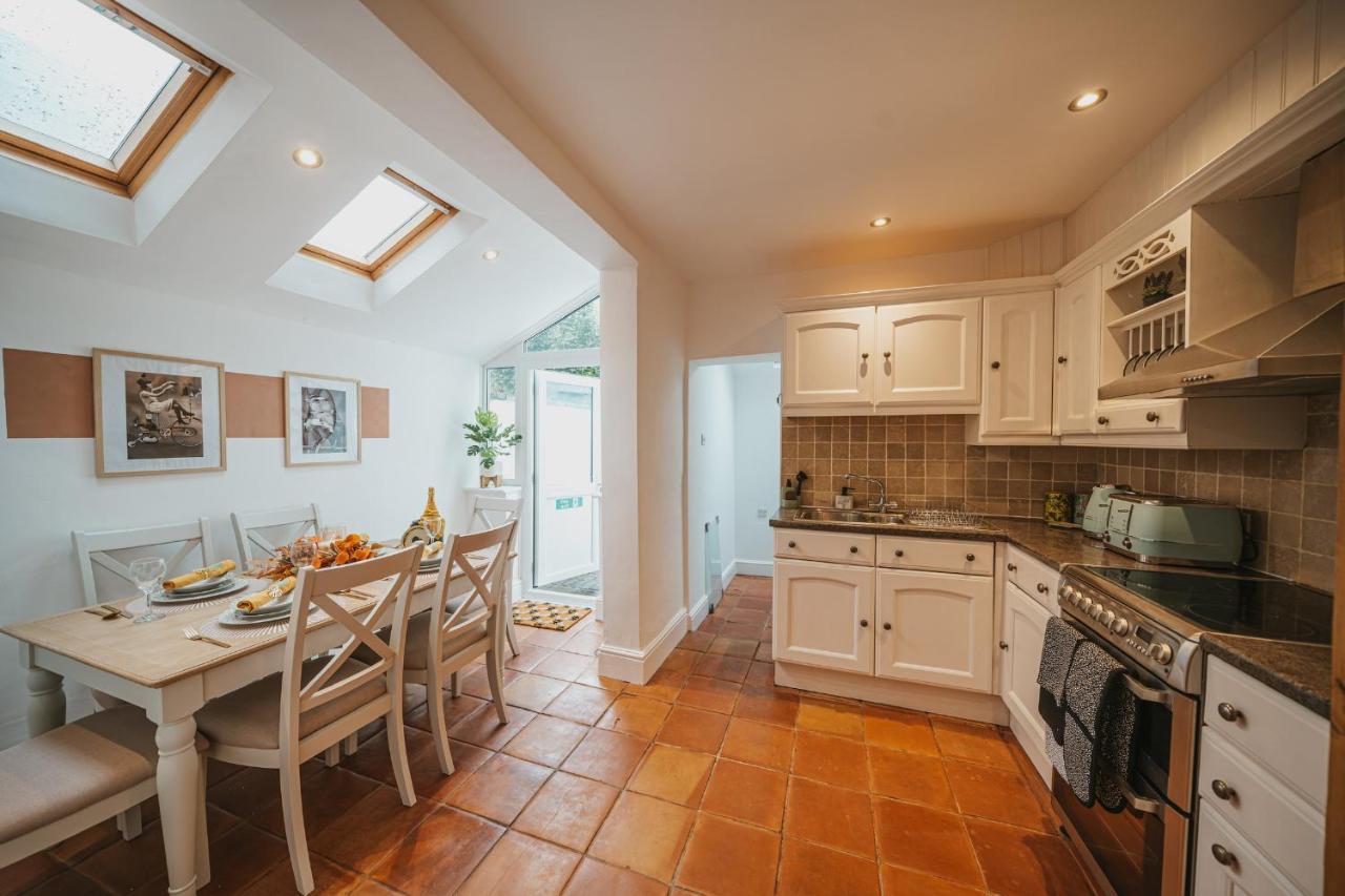 Cotswolds- Homely 2 Bed House With Garden, Wifi - Esho Stays Cirencester Bagian luar foto